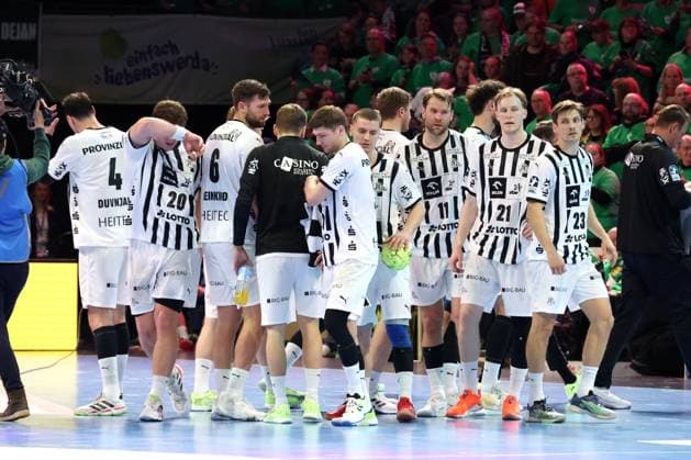DEU, DHB, 1 HBL, Fuechse Berlin vs THW Kiel, 15 11 2025, Max Schmeling Halle, Berlin, DEU, DHB, 1 HBL, Fuechse Berlin vs THW Kiel, in the picture Kiel players circle nordphotoxGmbHx xEngler nph00076
