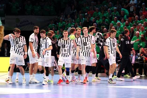 DEU, DHB, 1 HBL, Fuechse Berlin vs THW Kiel, 15 11 2025, Max Schmeling Halle, Berlin, DEU, DHB, 1 HBL, Fuechse Berlin vs THW Kiel, in the picture Kiel players circle nordphotoxGmbHx xEngler nph00076
