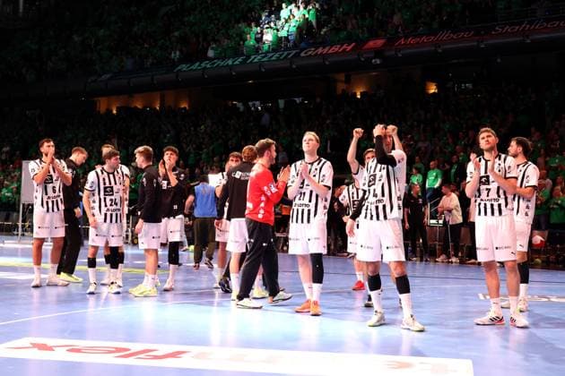 DEU, DHB, 1 HBL, Fuechse Berlin vs THW Kiel, 15 11 2025, Max Schmeling Halle, Berlin, DEU, DHB, 1 HBL, Fuechse Berlin vs THW Kiel, in the picture Kiel players circle nordphotoxGmbHx xEngler nph00076