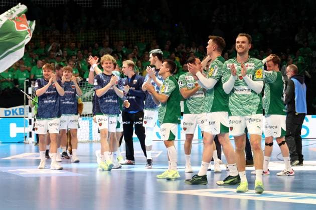 DEU, DHB, 1 HBL, Fuechse Berlin vs THW Kiel, 15 11 2025, Max Schmeling Halle, Berlin, DEU, DHB, 1 HBL, Fuechse Berlin vs THW Kiel, in the picture Fuechse players circle, Mathias Gidsel Fuechse Berlin 19 nordphotoxGmbHx xEngler nph00076