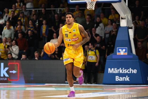 ProA Phoenix Hagen vs Bayer Giants Leverkusen, Hagen, 15 11 2025, Ischelandhalle Hagen Marvin Omuvwie Phoenix Hagen, 11, Forward setting up play ProA Phoenix Hagen vs Bayer Giants Leverkusen, Hagen, 15 11 2025, Ischelandhalle Hagen Copyright: xBEAUTIFULxSPORTS Piepenstockx