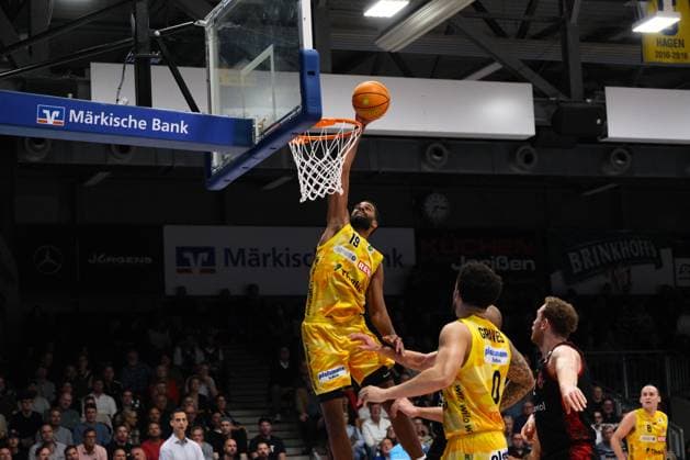 ProA Phoenix Hagen vs Bayer Giants Leverkusen, Hagen, 15 11 2025, Ischelandhalle Hagen Lucas NGuessan Phoenix Hagen, 19, Center dunking ProA Phoenix Hagen vs Bayer Giants Leverkusen, Hagen, 15 11 2025, Ischelandhalle Hagen Copyright: xBEAUTIFULxSPORTS Piepenstockx