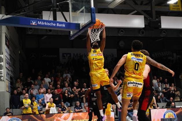ProA Phoenix Hagen vs Bayer Giants Leverkusen, Hagen, 15 11 2025, Ischelandhalle Hagen Lucas NGuessan Phoenix Hagen, 19, Center during successful dunk ProA Phoenix Hagen vs Bayer Giants Leverkusen, Hagen, 15 11 2025, Ischelandhalle Hagen Copyright: xBEAUTIFULxSPORTS Piepenstockx