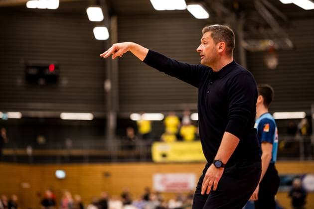 Barmer 2 Basketball Bundesliga Pro A Sparkassen Stars Bochum Bozic Estriche Knights Kirchheim 15 11 2025 Igor Perovic Coach Bozic Estriche Knights Kirchheim gestures Barmer 2 Basketball Bundesliga Pro A Sparkassen Stars Bochum Bozic Estriche Knights Kirchheim Bochum, Rundsporthalle, 15 11 2025 Copyright: xBEAUTIFULxSPORTS Wunderlx