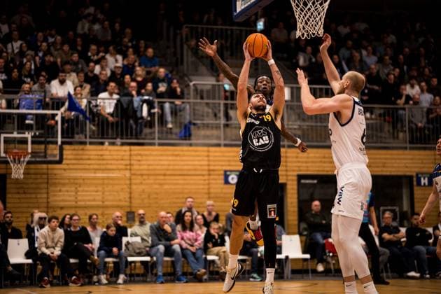 Barmer 2 Basketball Bundesliga Pro A Sparkassen Stars Bochum Bozic Estriche Knights Kirchheim 15 11 2025 Antonio Deshon Williams Sparkassen Stars Bochum, 1 , Aeneas Jung Bozic Estriche Knights Kirchheim, 19 in the throw, Aurel Bucur Sparkassen Stars Bochum, 6 Barmer 2 Basketball Bundesliga Pro A Sparkassen Stars Bochum Bozic Estriche Knights Kirchheim Bochum, Rundsporthalle, 15 11 2025 Copyright: xBEAUTIFULxSPORTS Wunderlx