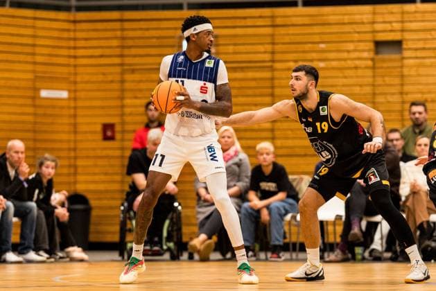 Barmer 2 Basketball Bundesliga Pro A Sparkassen Stars Bochum Bozic Estriche Knights Kirchheim 15 11 2025 Dravon Magnum Sparkassen Stars Bochum, 11 on the ball, Aeneas Jung Bozic Estriche Knights Kirchheim, 19 Barmer 2 Basketball Bundesliga Pro A Sparkassen Stars Bochum Bozic Estriche Knights Kirchheim Bochum, Rundsporthalle, 15 11 2025 Copyright: xBEAUTIFULxSPORTS Wunderlx