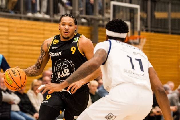 Barmer 2 Basketball Bundesliga Pro A Sparkassen Stars Bochum Bozic Estriche Knights Kirchheim 15 11 2025 Tylan James Pope Bozic Estriche Knights Kirchheim, 9 on the ball, Dravon Magnum Sparkassen Stars Bochum, 11 Barmer 2 Basketball Bundesliga Pro A Sparkassen Stars Bochum Bozic Estriche Knights Kirchheim Bochum, Rundsporthalle, 15 11 2025 Copyright: xBEAUTIFULxSPORTS Wunderlx