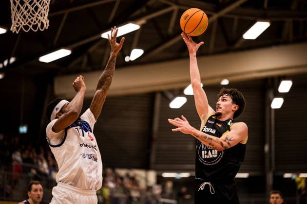 Barmer 2 Basketball Bundesliga Pro A Sparkassen Stars Bochum Bozic Estriche Knights Kirchheim 15 11 2025 Dravon Magnum Sparkassen Stars Bochum, 11 , Gian Bahattin Aydinoglu Bozic Estriche Knights Kirchheim, 4 in the throw Barmer 2 Basketball Bundesliga Pro A Sparkassen Stars Bochum Bozic Estriche Knights Kirchheim Bochum, Rundsporthalle, 15 11 2025 Copyright: xBEAUTIFULxSPORTS Wunderlx
