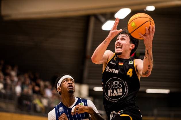 Barmer 2 Basketball Bundesliga Pro A Sparkassen Stars Bochum Bozic Estriche Knights Kirchheim 15 11 2025 Dravon Magnum Sparkassen Stars Bochum, 11 , Gian Bahattin Aydinoglu Bozic Estriche Knights Kirchheim, 4 in the throw Barmer 2 Basketball Bundesliga Pro A Sparkassen Stars Bochum Bozic Estriche Knights Kirchheim Bochum, Rundsporthalle, 15 11 2025 Copyright: xBEAUTIFULxSPORTS Wunderlx