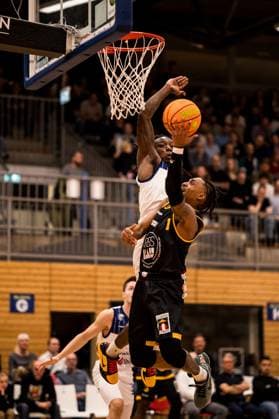 Barmer 2 Basketball Bundesliga Pro A Sparkassen Stars Bochum Bozic Estriche Knights Kirchheim 15 11 2025 Antonio Deshon Williams Sparkassen Stars Bochum, 1 , Phillip Montreal Russell Bozic Estriche Knights Kirchheim, 1 in the throw Barmer 2 Basketball Bundesliga Pro A Sparkassen Stars Bochum Bozic Estriche Knights Kirchheim Bochum, Rundsporthalle, 15 11 2025 Copyright: xBEAUTIFULxSPORTS Wunderlx