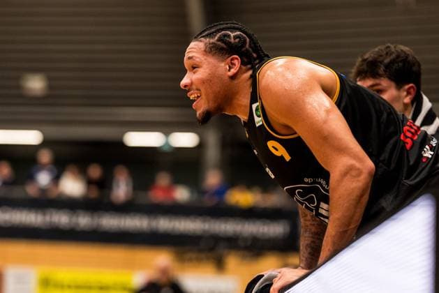 Barmer 2 Basketball Bundesliga Pro A Sparkassen Stars Bochum Bozic Estriche Knights Kirchheim 15 11 2025 Tylan James Pope Bozic Estriche Knights Kirchheim, 9 roars on the bench Barmer 2 Basketball Bundesliga Pro A Sparkassen Stars Bochum Bozic Estriche Knights Kirchheim Bochum, Rundsporthalle, 15 11 2025 Copyright: xBEAUTIFULxSPORTS Wunderlx