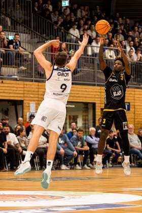 Barmer 2 Basketball Bundesliga Pro A Sparkassen Stars Bochum Bozic Estriche Knights Kirchheim 15 11 2025 Jonas Grof Sparkassen Stars Bochum, 9 , Charles Tyrone Harris Jr Bozic Estriche Knights Kirchheim, 3 in the throw Barmer 2 Basketball Bundesliga Pro A Sparkassen Stars Bochum Bozic Estriche Knights Kirchheim Bochum, Rundsporthalle, 15 11 2025 Copyright: xBEAUTIFULxSPORTS Wunderlx