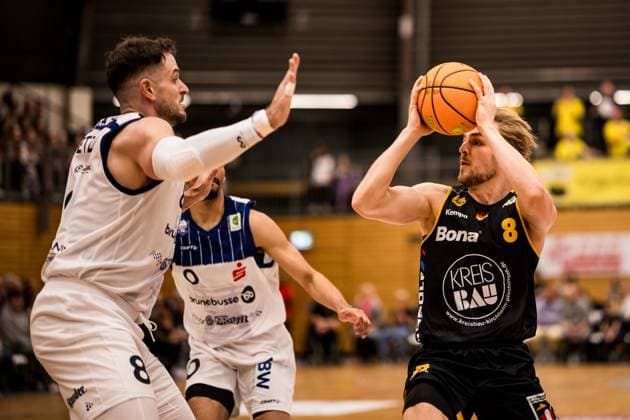 Barmer 2 Basketball Bundesliga Pro A Sparkassen Stars Bochum Bozic Estriche Knights Kirchheim 15 11 2025 Kilian Dietz Sparkassen Stars Bochum, 8 , Lucas Mayer Bozic Estriche Knights Kirchheim, 8 on the ball Barmer 2 Basketball Bundesliga Pro A Sparkassen Stars Bochum Bozic Estriche Knights Kirchheim Bochum, Rundsporthalle, 15 11 2025 Copyright: xBEAUTIFULxSPORTS Wunderlx