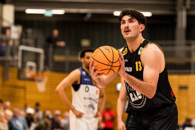 Barmer 2 Basketball Bundesliga Pro A Sparkassen Stars Bochum Bozic Estriche Knights Kirchheim 15 11 2025 Nicholas Gerard Spinoso Bozic Estriche Knights Kirchheim, 13 at the free throw line Barmer 2 Basketball Bundesliga Pro A Sparkassen Stars Bochum Bozic Estriche Knights Kirchheim Bochum, Rundsporthalle, 15 11 2025 Copyright: xBEAUTIFULxSPORTS Wunderlx