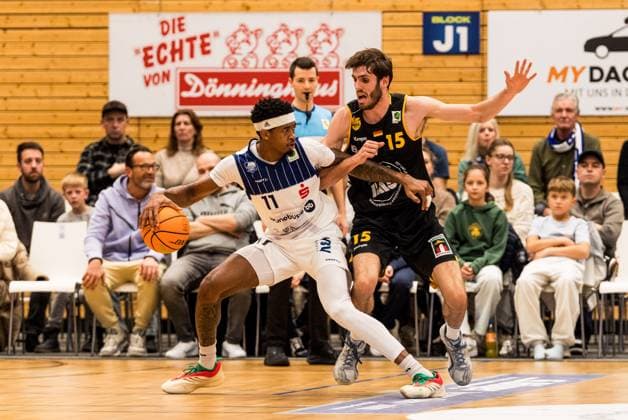 Barmer 2 Basketball Bundesliga Pro A Sparkassen Stars Bochum Bozic Estriche Knights Kirchheim 15 11 2025 Dravon Magnum Sparkassen Stars Bochum, 11 on the ball, Nil Failenschmid Clavera Bozic Estriche Knights Kirchheim, 15 Barmer 2 Basketball Bundesliga Pro A Sparkassen Stars Bochum Bozic Estriche Knights Kirchheim Bochum, Rundsporthalle, 15 11 2025 Copyright: xBEAUTIFULxSPORTS Wunderlx