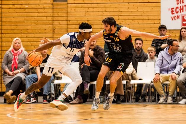 Barmer 2 Basketball Bundesliga Pro A Sparkassen Stars Bochum Bozic Estriche Knights Kirchheim 15 11 2025 Dravon Magnum Sparkassen Stars Bochum, 11 on the ball, Nil Failenschmid Clavera Bozic Estriche Knights Kirchheim, 15 Barmer 2 Basketball Bundesliga Pro A Sparkassen Stars Bochum Bozic Estriche Knights Kirchheim Bochum, Rundsporthalle, 15 11 2025 Copyright: xBEAUTIFULxSPORTS Wunderlx