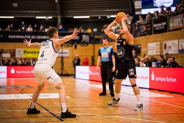 Barmer 2 Basketball Bundesliga Pro A Sparkassen Stars Bochum Bozic Estriche Knights Kirchheim 15 11 2025 Niklas Geske Sparkassen Stars Bochum, 4 , Lucas Mayer Bozic Estriche Knights Kirchheim, 8 on the ball Barmer 2 Basketball Bundesliga Pro A Sparkassen Stars Bochum Bozic Estriche Knights Kirchheim Bochum, Rundsporthalle, 15 11 2025 Copyright: xBEAUTIFULxSPORTS Wunderlx
