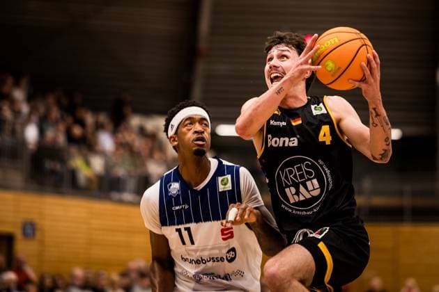 Barmer 2 Basketball Bundesliga Pro A Sparkassen Stars Bochum Bozic Estriche Knights Kirchheim 15 11 2025 Dravon Magnum Sparkassen Stars Bochum, 11 , Gian Bahattin Aydinoglu Bozic Estriche Knights Kirchheim, 4 in the throw Barmer 2 Basketball Bundesliga Pro A Sparkassen Stars Bochum Bozic Estriche Knights Kirchheim Bochum, Rundsporthalle, 15 11 2025 Copyright: xBEAUTIFULxSPORTS Wunderlx