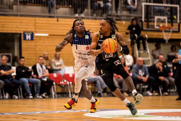 Barmer 2 Basketball Bundesliga Pro A Sparkassen Stars Bochum Bozic Estriche Knights Kirchheim 15 11 2025 Antonio Deshon Williams Sparkassen Stars Bochum, 1 , Phillip Montreal Russell Bozic Estriche Knights Kirchheim, 1 on the ball Barmer 2 Basketball Bundesliga Pro A Sparkassen Stars Bochum Bozic Estriche Knights Kirchheim Bochum, Rundsporthalle, 15 11 2025 Copyright: xBEAUTIFULxSPORTS Wunderlx