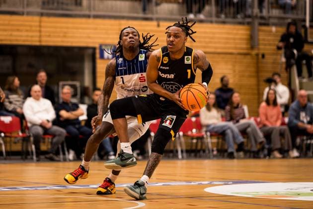 Barmer 2 Basketball Bundesliga Pro A Sparkassen Stars Bochum Bozic Estriche Knights Kirchheim 15 11 2025 Antonio Deshon Williams Sparkassen Stars Bochum, 1 , Phillip Montreal Russell Bozic Estriche Knights Kirchheim, 1 on the ball Barmer 2 Basketball Bundesliga Pro A Sparkassen Stars Bochum Bozic Estriche Knights Kirchheim Bochum, Rundsporthalle, 15 11 2025 Copyright: xBEAUTIFULxSPORTS Wunderlx
