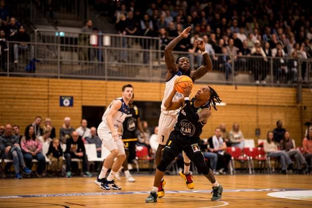 Barmer 2 Basketball Bundesliga Pro A Sparkassen Stars Bochum Bozic Estriche Knights Kirchheim 15 11 2025 Antonio Deshon Williams Sparkassen Stars Bochum, 1 , Phillip Montreal Russell Bozic Estriche Knights Kirchheim, 1 on the ball Barmer 2 Basketball Bundesliga Pro A Sparkassen Stars Bochum Bozic Estriche Knights Kirchheim Bochum, Rundsporthalle, 15 11 2025 Copyright: xBEAUTIFULxSPORTS Wunderlx