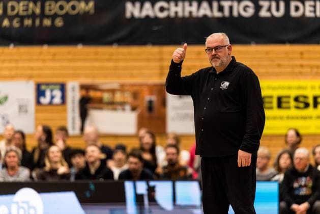 Barmer 2 Basketball Bundesliga Pro A Sparkassen Stars Bochum Bozic Estriche Knights Kirchheim 15 11 2025 Felix Banobre Coach Sparkassen Stars Bochum gestures, thumbs up Barmer 2 Basketball Bundesliga Pro A Sparkassen Stars Bochum Bozic Estriche Knights Kirchheim Bochum, Rundsporthalle, 15 11 2025 Copyright: xBEAUTIFULxSPORTS Wunderlx