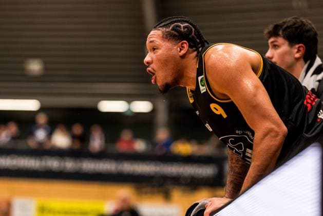 Barmer 2 Basketball Bundesliga Pro A Sparkassen Stars Bochum Bozic Estriche Knights Kirchheim 15 11 2025 Tylan James Pope Bozic Estriche Knights Kirchheim, 9 roars on the bench, cheers on Barmer 2 Basketball Bundesliga Pro A Sparkassen Stars Bochum Bozic Estriche Knights Kirchheim Bochum, Rundsporthalle, 15 11 2025 Copyright: xBEAUTIFULxSPORTS Wunderlx