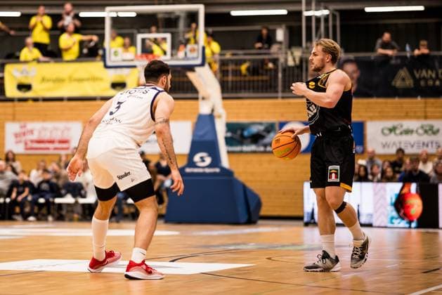 Barmer 2 Basketball Bundesliga Pro A Sparkassen Stars Bochum Bozic Estriche Knights Kirchheim 15 11 2025 Marios Giotis Sparkassen Stars Bochum, 3 , Lucas Mayer Bozic Estriche Knights Kirchheim, 8 on the ball Barmer 2 Basketball Bundesliga Pro A Sparkassen Stars Bochum Bozic Estriche Knights Kirchheim Bochum, Rundsporthalle, 15 11 2025 Copyright: xBEAUTIFULxSPORTS Wunderlx