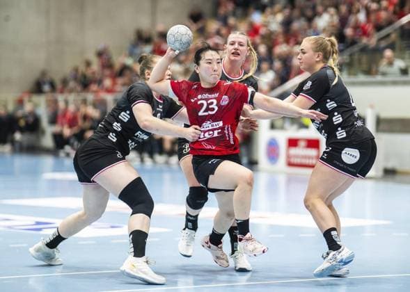 HANDBALL WOMEN 1 BUNDESLIGA 8 GAME DAY THC TUS METZINGEN FOR EDITORIAL PURPOSES ONLY p 15 11 2025 Bad Langensalza Handball Women 1 Bundesliga Women Season 2025 2026 Salzhalle 8 Matchday Thüringer HC TuS Metzingen in photo Natsuki Aizawa 23 Thüringer HC in duel with Ida Petzold 8 TuS Metzingen , Naina Klein 9 TuS Metzingen and Svenja Demmel 21 TuS Metzingen Germany Thuringia Bad Langensalza Copyright SaschaxFromm Copyright: SaschaxFromm doc839z06hvr428g54c4eu ,EDITORIAL USE ONLY Copyright: SaschaxFromm