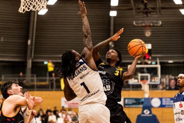 Barmer 2 Basketball Bundesliga Pro A Sparkassen Stars Bochum Bozic Estriche Knights Kirchheim 15 11 2025 Antonio Deshon Williams Sparkassen Stars Bochum, 1 , Charles Tyrone Harris Jr Bozic Estriche Knights Kirchheim, 3 in the throw Barmer 2 Basketball Bundesliga Pro A Sparkassen Stars Bochum Bozic Estriche Knights Kirchheim Bochum, Rundsporthalle, 15 11 2025 Copyright: xBEAUTIFULxSPORTS Wunderlx