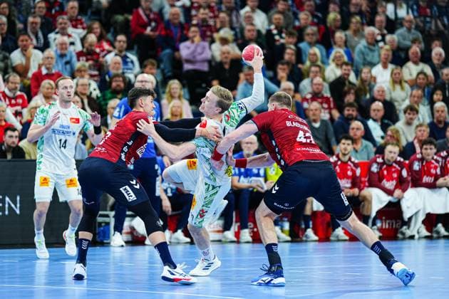 Marco Grgic SG Flensburg Handewitt, 17 , Omar Ingi Magnusson SC Magdeburg, 14 , Blaz Blagotinsek SG Flensburg Handewitt, 43 GER, SG Flensburg Handewitt vs SC Magdeburg, Handball, Bundesliga, Matchday 12, Season 2026 2026, 15 11 2025 GER, SG Flensburg Handewitt vs SC Magdeburg, Handball, Bundesliga, Matchday 12, Season 2026 2026, 15 11 2025 Flensburg Copyright: xEibner-Pressefoto MarcelxvonxFehrnx EP_MFN