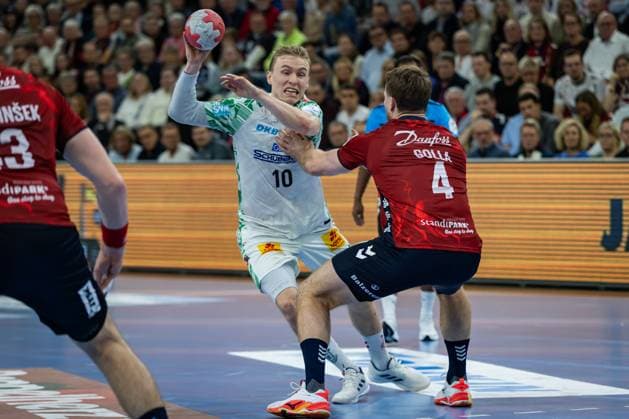 DAIKIN HBL SG Flensburg Handewitt vs SC Magdeburg 15 11 25 Gisli Kristjansson Nr 10, SC Magdeburg vs Johannes Golla Nr 04, SG Flensburg Handewitt DAIKIN HBL SG Flensburg Handewitt vs SC Magdeburg, GP JOULE Arena on 15 11 25 Copyright: xBEAUTIFULxSPORTS MarioxM.xKobergx