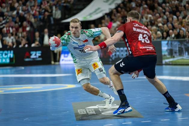 DAIKIN HBL SG Flensburg Handewitt vs SC Magdeburg 15 11 25 Gisli Kristjansson No. 10, SC Magdeburg vs Blaz Blagotinsek No. 43, SG Flensburg Handewitt DAIKIN HBL SG Flensburg Handewitt vs SC Magdeburg, GP JOULE Arena on 15 11 25 Copyright: xBEAUTIFULxSPORTS MarioxM.xKobergx