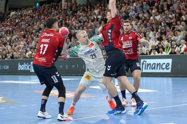 15 11 2025, xgox, Handball, Daikin HBL, SG Flensburg Handewitt SC Magdeburg v l Marko Grgic Flensburg, 17 , Magnus Saugstrup Magdeburg, 23 , Blaz Blagotsinek Flensburg, 43 duel, duel, fight, tackle Flensburg