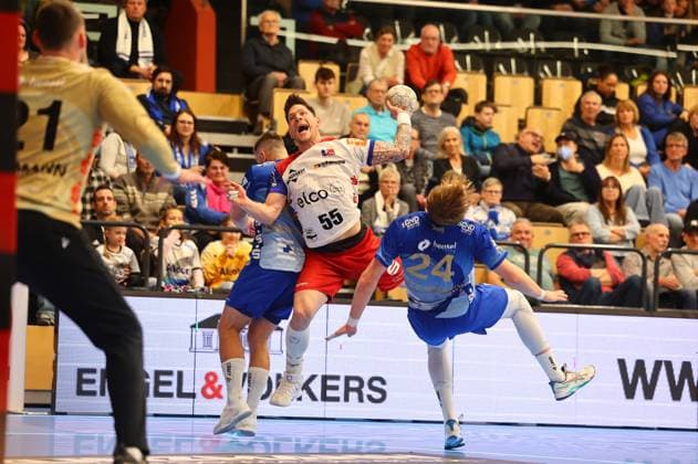 Goal throw by Csaba Leimeter Balingen in a duel with Ben Connar Battermann Grosswallstadt, right TV Grosswallstadt HBW Balingen Weilstetten, Handball, 2 Bundesliga, 15 11 2025 TV Grosswallstadt HBW Balingen Weilstetten, Handball, 2 Bundesliga, 15 11 2025 Elsenfeld Copyright: xEibner-Pressefotox EP_RWS