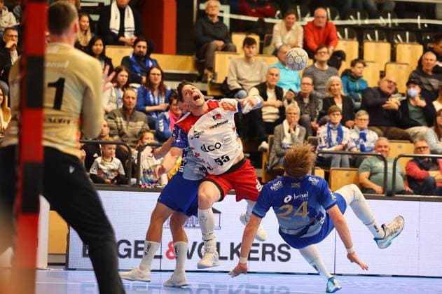 Goal throw by Csaba Leimeter Balingen in a duel with Ben Connar Battermann Grosswallstadt, right TV Grosswallstadt HBW Balingen Weilstetten, Handball, 2 Bundesliga, 15 11 2025 TV Grosswallstadt HBW Balingen Weilstetten, Handball, 2 Bundesliga, 15 11 2025 Elsenfeld Copyright: xEibner-Pressefotox EP_RWS