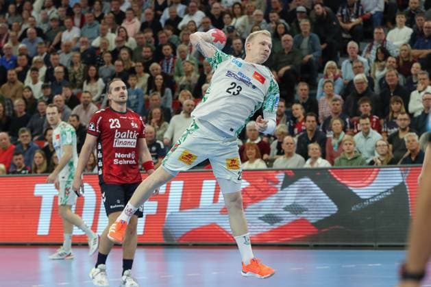 15 11 2025, xgox, Handball, Daikin HBL, SG Flensburg Handewitt SC Magdeburg v l Magnus Saugstrup Magdeburg, 23 throws goal, Torschuetze, scores goal, Treffer, scores the goal Flensburg