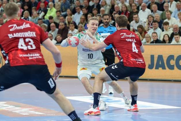 15 11 2025, xgox, Handball, Daikin HBL, SG Flensburg Handewitt SC Magdeburg v l Gisli Thorgeir Kristjansson Magdeburg, 10 , Johannes Golla Flensburg, 4 Flensburg