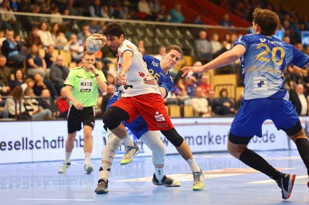 Yonatan Dayan Balingen in a duel with Axel Skaarnaes Grosswallstadt TV Grosswallstadt HBW Balingen Weilstetten, Handball, 2 Bundesliga, 15 11 2025 TV Grosswallstadt HBW Balingen Weilstetten, Handball, 2 Bundesliga, 15 11 2025 Elsenfeld Copyright: xEibner-Pressefotox EP_RWS