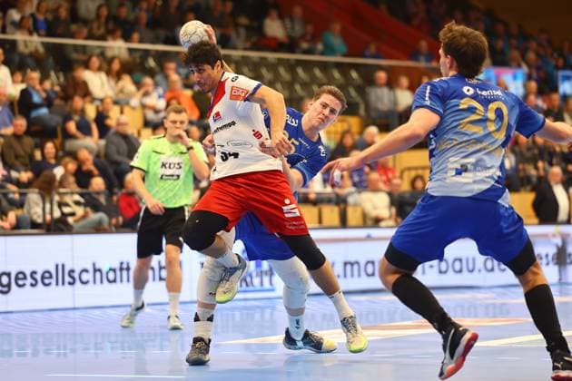 Yonatan Dayan Balingen in a duel with Axel Skaarnaes Grosswallstadt TV Grosswallstadt HBW Balingen Weilstetten, Handball, 2 Bundesliga, 15 11 2025 TV Grosswallstadt HBW Balingen Weilstetten, Handball, 2 Bundesliga, 15 11 2025 Elsenfeld Copyright: xEibner-Pressefotox EP_RWS