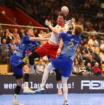 Goal throw by Mex Raguse Balingen in a duel with Sebastian Trost Grosswallstadt, left and Ben Connar Battermann Grosswallstadt TV Grosswallstadt HBW Balingen Weilstetten, Handball, 2 Bundesliga, 15 11 2025 TV Grosswallstadt HBW Balingen Weilstetten, Handball, 2 Bundesliga, 15 11 2025 Elsenfeld Copyright: xEibner-Pressefotox EP_RWS
