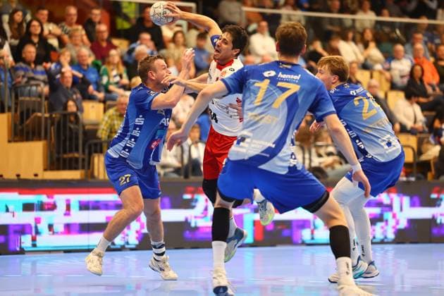 Yonatan Dayan Balingen in a duel with Sebastian Trost Grosswallstadt, left TV Grosswallstadt HBW Balingen Weilstetten, Handball, 2 Bundesliga, 15 11 2025 TV Grosswallstadt HBW Balingen Weilstetten, Handball, 2 Bundesliga, 15 11 2025 Elsenfeld Copyright: xEibner-Pressefotox EP_RWS