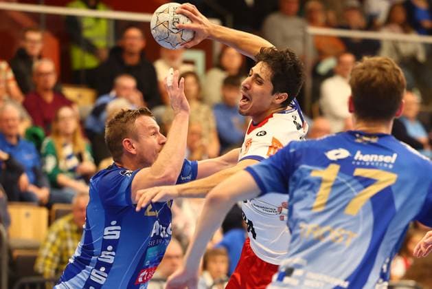 Yonatan Dayan Balingen in a duel with Sebastian Trost Grosswallstadt, left TV Grosswallstadt HBW Balingen Weilstetten, Handball, 2 Bundesliga, 15 11 2025 TV Grosswallstadt HBW Balingen Weilstetten, Handball, 2 Bundesliga, 15 11 2025 Elsenfeld Copyright: xEibner-Pressefotox EP_RWS