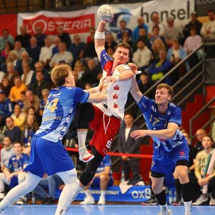 Mex Raguse Balingen in a duel with Ben Connar Battermann Grosswallstadt TV Grosswallstadt HBW Balingen Weilstetten, Handball, 2 Bundesliga, 15 11 2025 TV Grosswallstadt HBW Balingen Weilstetten, Handball, 2 Bundesliga, 15 11 2025 Elsenfeld Copyright: xEibner-Pressefotox EP_RWS