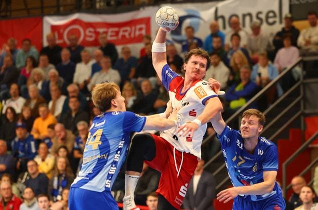 Mex Raguse Balingen in a duel with Ben Connar Battermann Grosswallstadt TV Grosswallstadt HBW Balingen Weilstetten, Handball, 2 Bundesliga, 15 11 2025 TV Grosswallstadt HBW Balingen Weilstetten, Handball, 2 Bundesliga, 15 11 2025 Elsenfeld Copyright: xEibner-Pressefotox EP_RWS