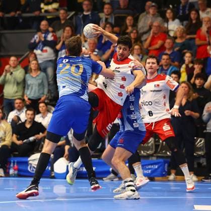 Yonatan Dayan Balingen in a duel with Finn Wullenweber Grosswallstadt, left TV Grosswallstadt HBW Balingen Weilstetten, Handball, 2 Bundesliga, 15 11 2025 TV Grosswallstadt HBW Balingen Weilstetten, Handball, 2 Bundesliga, 15 11 2025 Elsenfeld Copyright: xEibner-Pressefotox EP_RWS