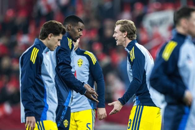 251115 Alexander Isak and Emil Krafth of Sweden ahead of the FIFA World Cup Qualifier football match between Switzerland and Sweden on November 15, 2025 in Geneva Photo Joel Marklund BILDBYRAN kod JM JM0751 bbeng fotboll football soccer fotball vm kval fifa world cup qualifier schweiz switzerland sverige sverige a swedenbbauto sweden  Copyright: JOELxMARKLUND BB251115JM006