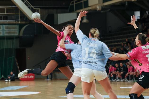 Naomi Conze (Spreefüxxe Berlin, 05) shoots at the goal, Spreefüxxe vs TSV Bayer 04 Leverkusen , 2025_11_15, 9.Spieltag , Photo : Foot.Bowl Thomas Sobotzki Copyright: xFootxBowl ThomasxSobotzkix
