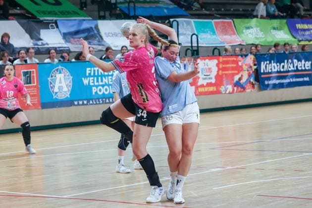 Jonna Schaube (Spreefüxxe Berlin, 34) shoots at the goal, Spreefüxxe vs TSV Bayer 04 Leverkusen , 2025_11_15, 9.Spieltag , Photo : Foot.Bowl Thomas Sobotzki Copyright: xFootxBowl ThomasxSobotzkix