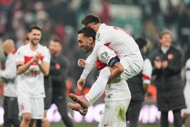 Turkiye v Bulgaria - 2026 FIFA World Cup, WM, Weltmeisterschaft, Fussball UEFA Qualifiers BURSA, TURKIYE - NOVEMBER 15: Hakan Calhanoglu (L) and Yusuf Sari (R) of Turkiye celebrate victory at the end of the 2026 FIFA World Cup UEFA Qualifiers Group E football match between Turkiye and Bulgaria at Ataturk Sports Complex Matli Stadium in Bursa, Turkiye, on November 15, 2025. Hakan Akgun Anadolu Bursa Turkey. Editorial use only. Please get in touch for any other usage.  Copyright: x2025xAnadoluxHakanxAkgunx